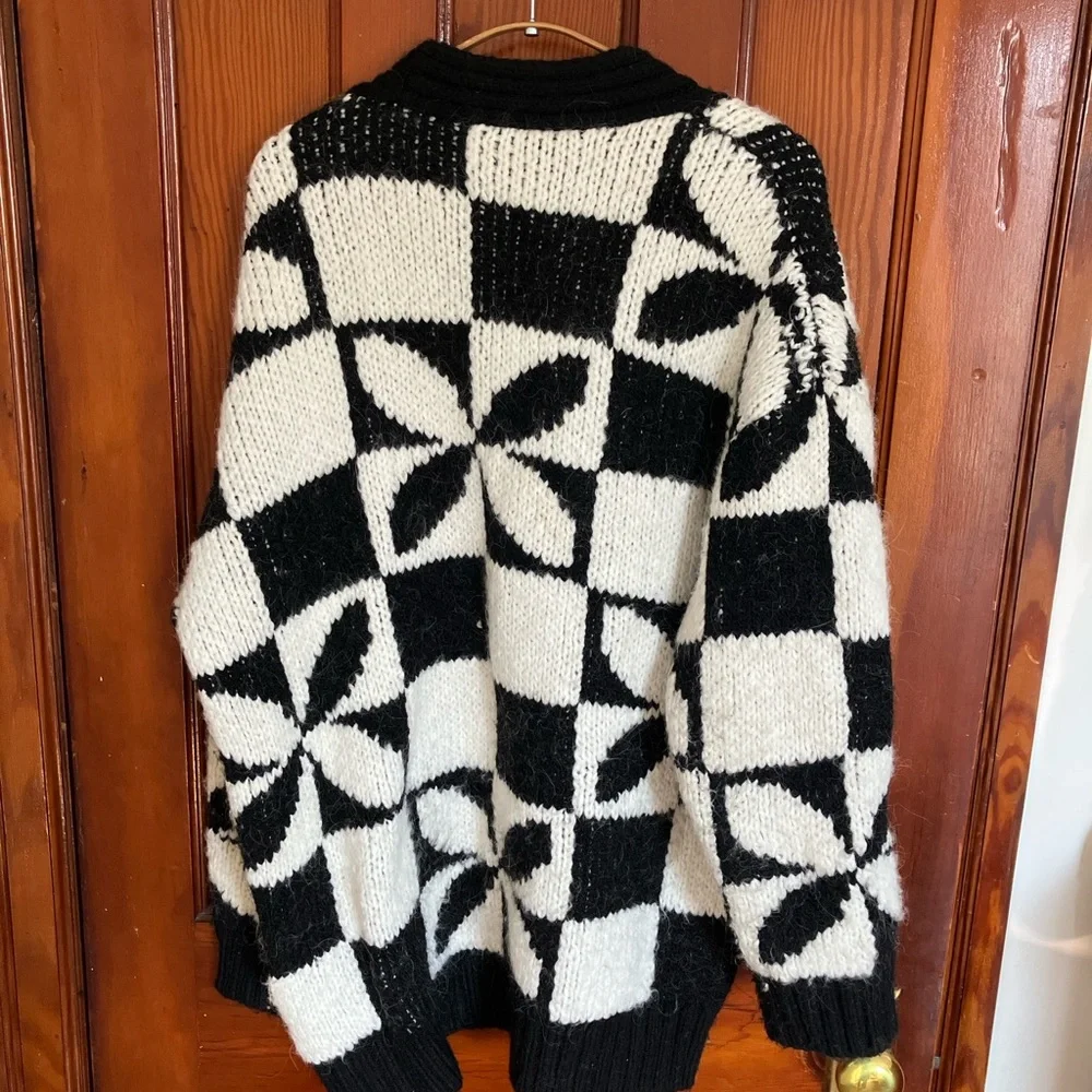 Zara Black and White Geometric V-Neck Button Cardigan - Picture 3 of 4
